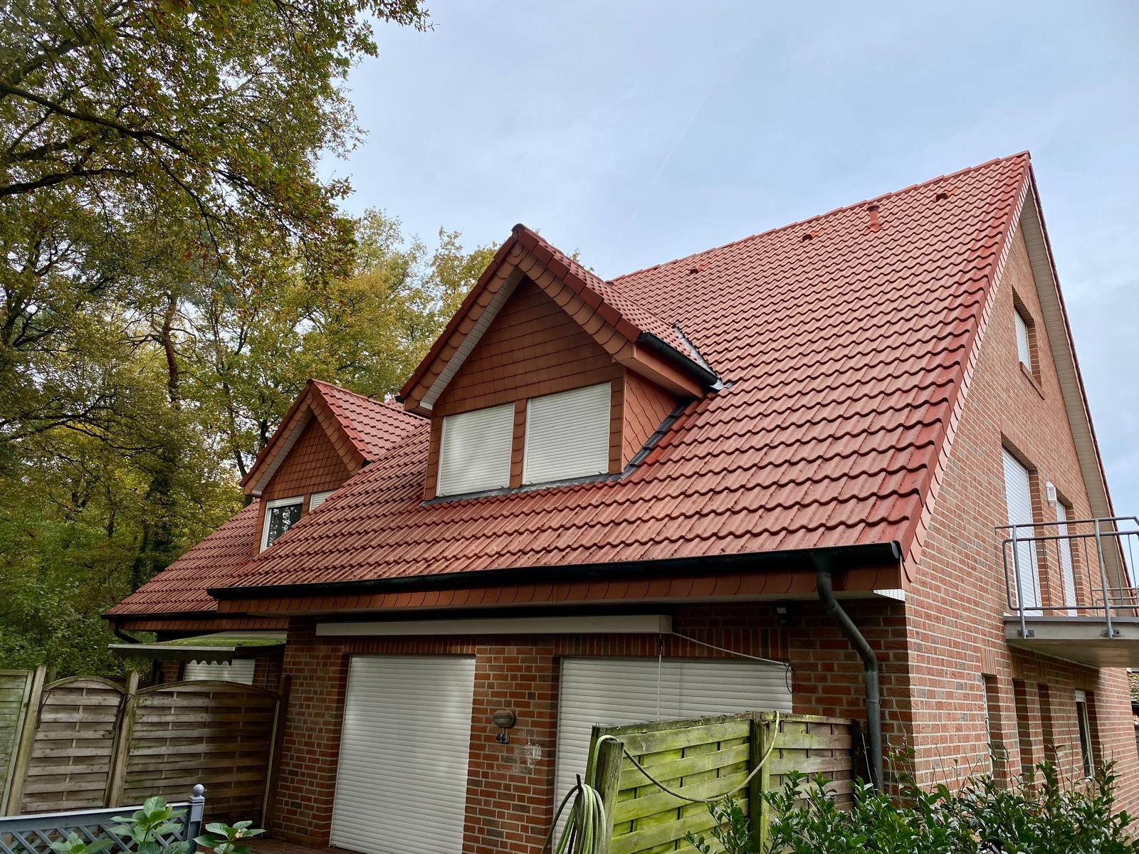 Dachreinigung Itterbeck Nachher: Das gereinigte Dach in Itterbeck strahlt wieder in seiner originalen Farbe.