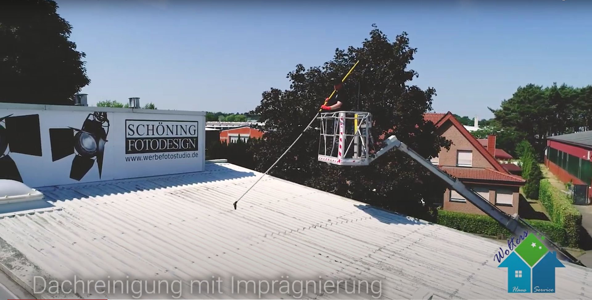 Dach-Komplettreinigung f&uuml;r Kunden in Itterbeck: Gr&uuml;ndliche Tiefenreinigung f&uuml;r alle Dachpfannen.